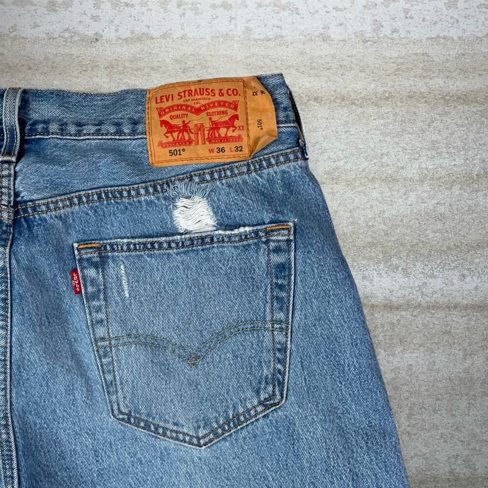 Vintage Y2K Levis Jeans 501 36x32 Regular Straight Fit Medium Wash Denim Button - Picture 3 of 6